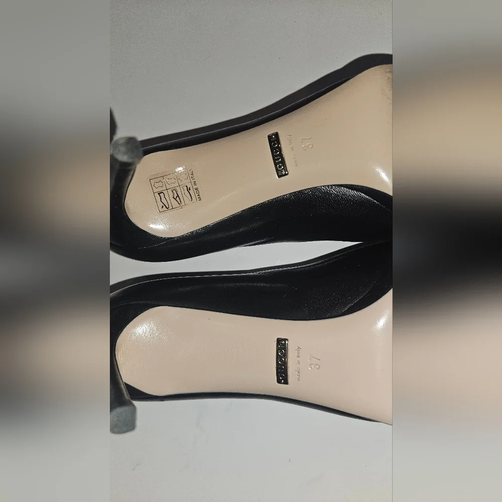 Gucci Black Flats with Gold Detailing - Picture 4 of 7